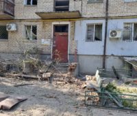 Утренний обстрел Николаева: одна из ракет взорвалась во дворе многоэтажного дома в 20 м от детсада, есть раненые (ФОТО)