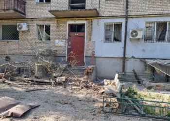 Утренний обстрел Николаева: одна из ракет взорвалась во дворе многоэтажного дома в 20 м от детсада, есть раненые (ФОТО)