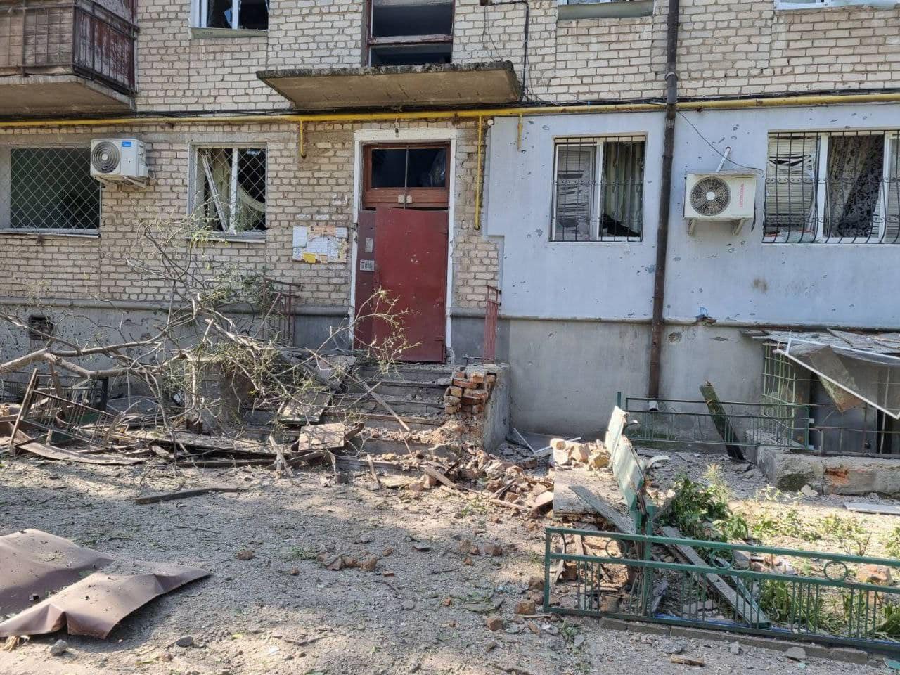 Утренний обстрел Николаева: одна из ракет взорвалась во дворе многоэтажного дома в 20 м от детсада, есть раненые (ФОТО) 1