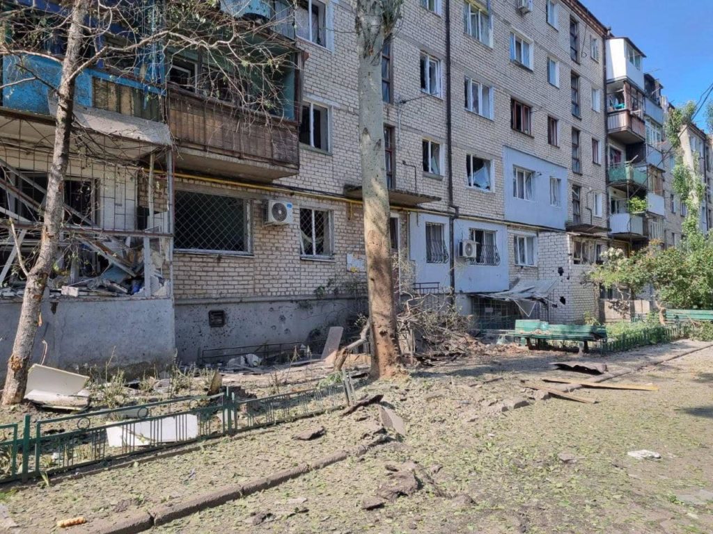 Утренний обстрел Николаева: одна из ракет взорвалась во дворе многоэтажного дома в 20 м от детсада, есть раненые (ФОТО) 5