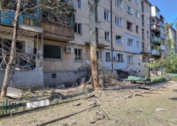 Утренний обстрел Николаева: одна из ракет взорвалась во дворе многоэтажного дома в 20 м от детсада, есть раненые (ФОТО)