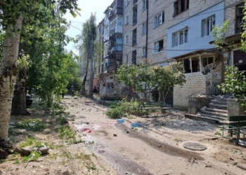 Утренний обстрел Николаева: одна из ракет взорвалась во дворе многоэтажного дома в 20 м от детсада, есть раненые (ФОТО)