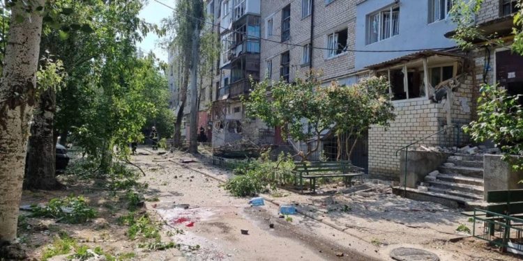 Утренний обстрел Николаева: одна из ракет взорвалась во дворе многоэтажного дома в 20 м от детсада, есть раненые (ФОТО)