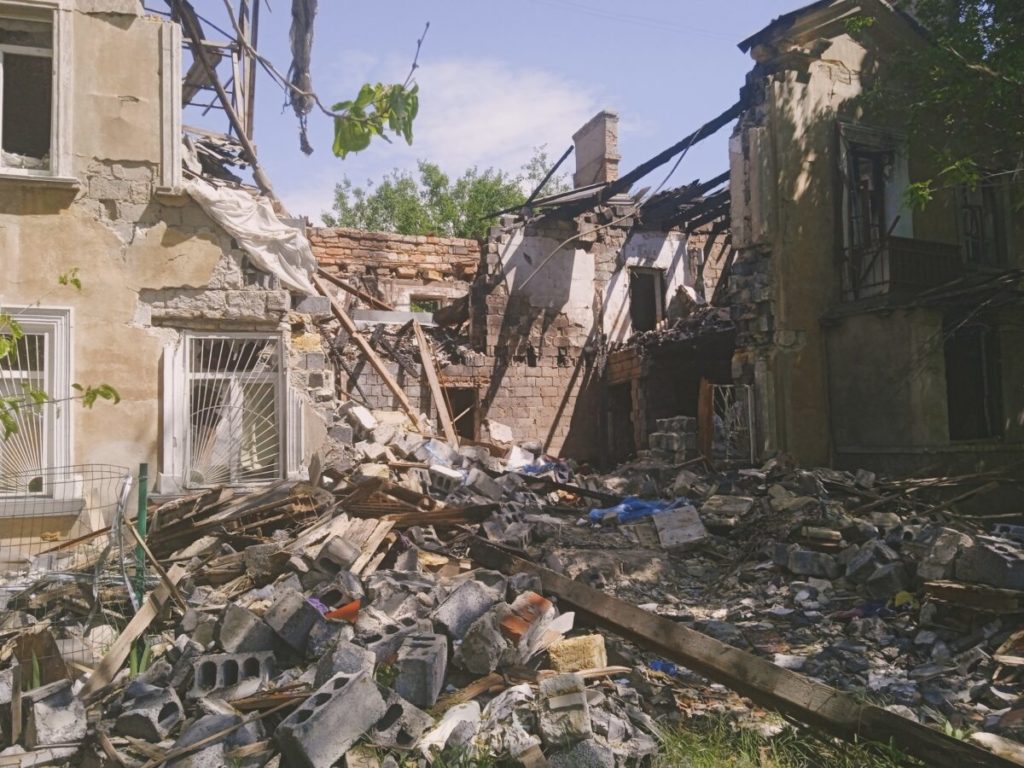 «Ми у себе вдома. Куди нам бігти?»: Як живе Миколаїв під постійними обстрілами окупантів (ФОТО) 11