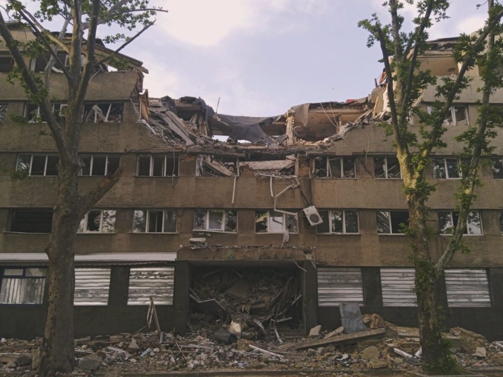 «Ми у себе вдома. Куди нам бігти?»: Як живе Миколаїв під постійними обстрілами окупантів (ФОТО) 13