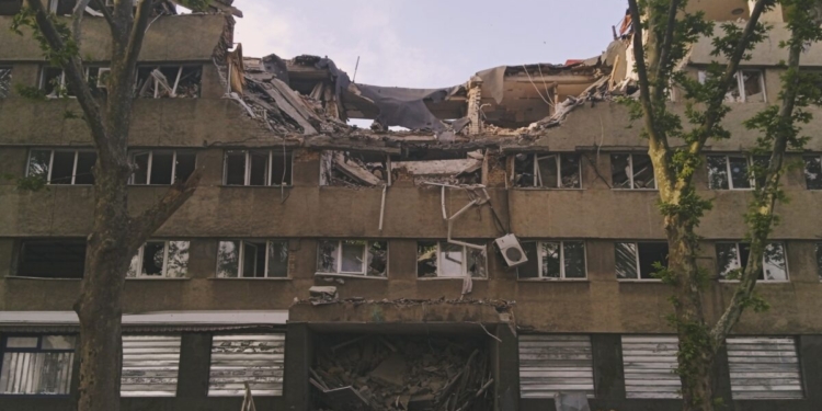 «Ми у себе вдома. Куди нам бігти?»: Як живе Миколаїв під постійними обстрілами окупантів (ФОТО)