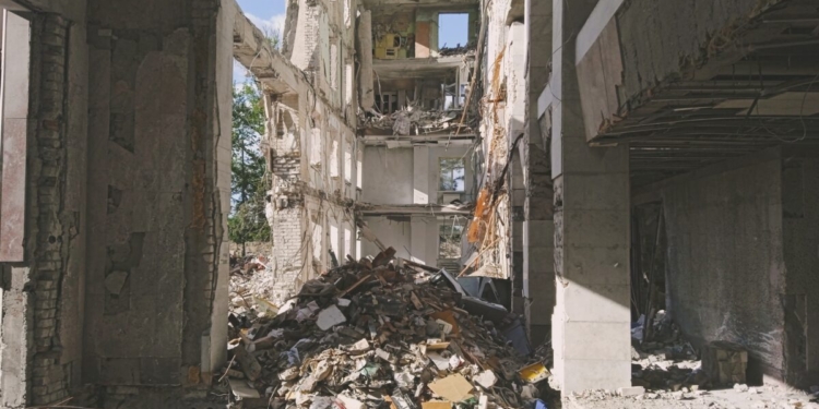 «Ми у себе вдома. Куди нам бігти?»: Як живе Миколаїв під постійними обстрілами окупантів (ФОТО)