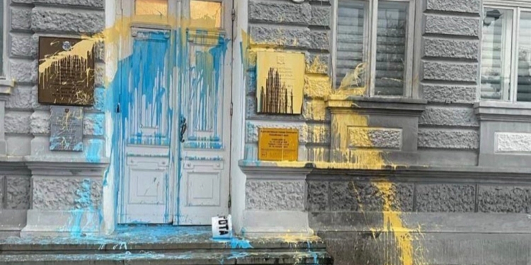 В Криму будівлю окупаційної влади «розфарбували» в кольори українського прапора (ФОТО)