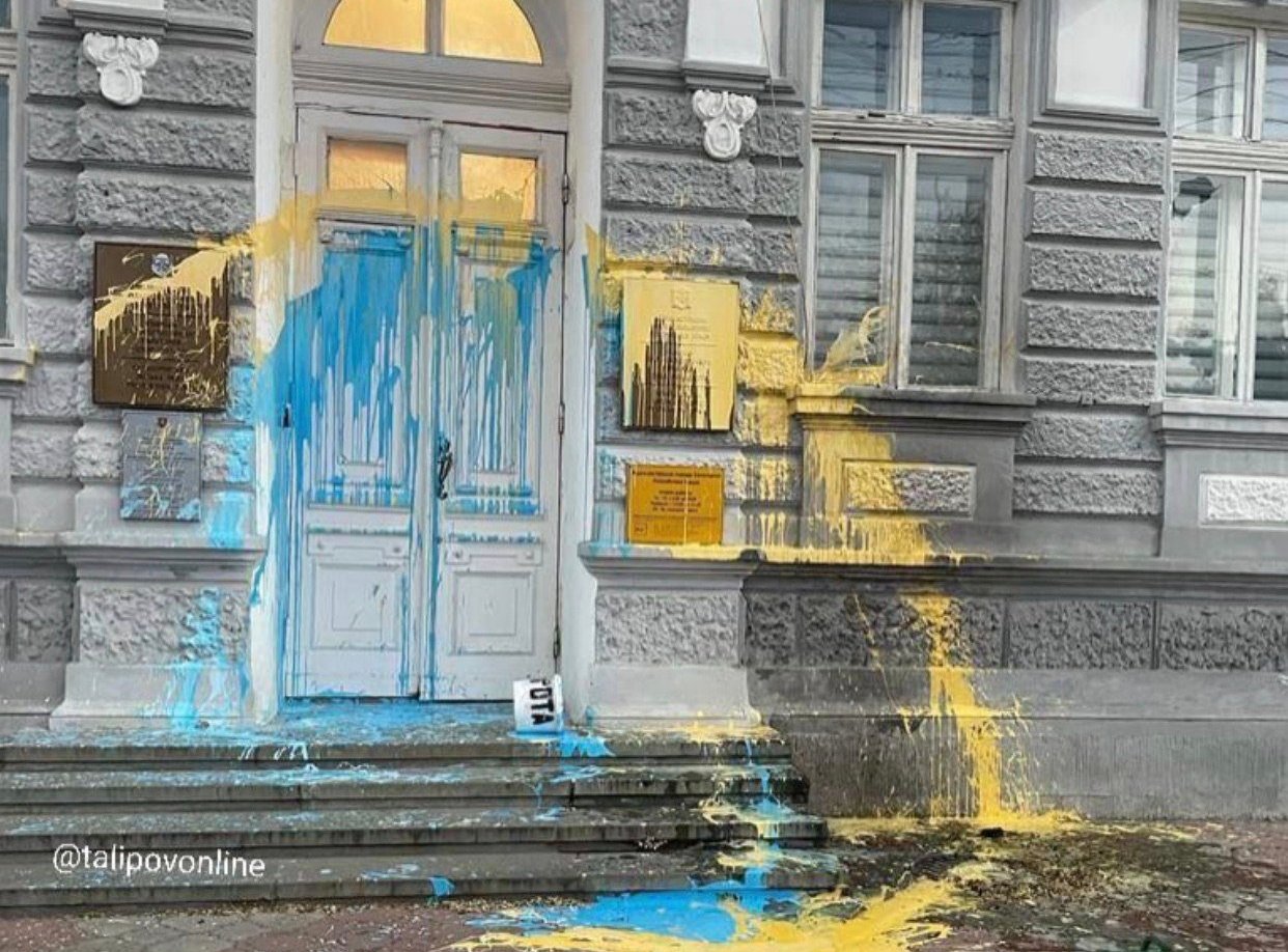 В Криму будівлю окупаційної влади «розфарбували» в кольори українського прапора (ФОТО)
