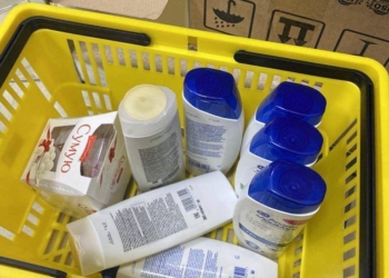 Шампунь та цукерки: за вчинення крадіжки із магазинів поліцейські затримали мешканку Миколаєва (ФОТО)