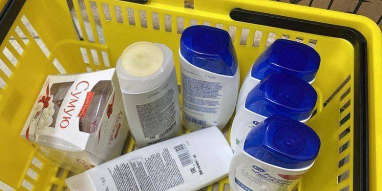 Шампунь та цукерки: за вчинення крадіжки із магазинів поліцейські затримали мешканку Миколаєва (ФОТО)