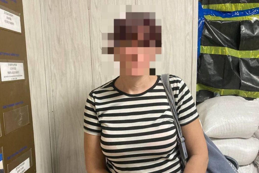 У Миколаєві поліцейські охорони затримали жінку, яка 10 років перебувала у розшуку за несплату аліментів (ФОТО) 4