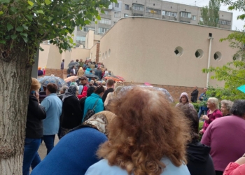 У Миколаєві вводять продуктові картки: для їх оформлення люди стоять в величезних чергах (ФОТО)
