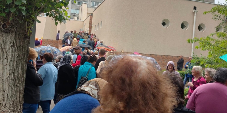 У Миколаєві вводять продуктові картки: для їх оформлення люди стоять в величезних чергах (ФОТО)