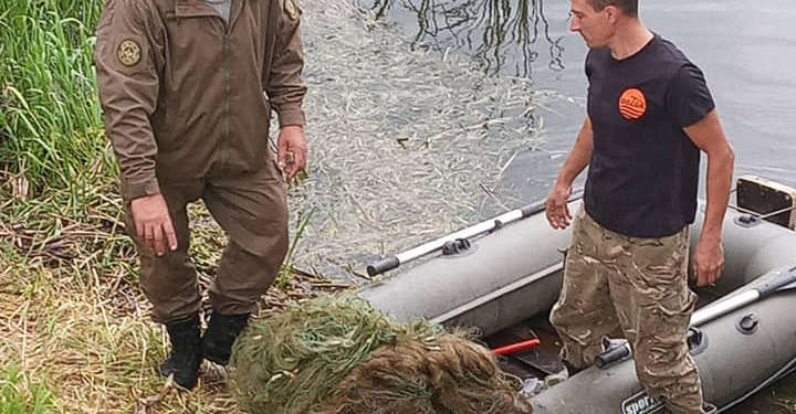 На Південному Бузі Миколаївський рибоохоронний патруль вилучив браконьєрські сітки та випустив рибу у річку (ФОТО, ВІДЕО)