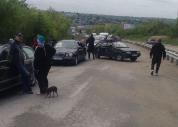 Чекали три дні: величезну колону цивільних авто з маріупольцями нарешті пропустили до Запоріжжя (ФОТО)