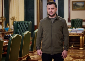 «Один из самых невероятных лидеров современности». Флисовую кофту Зеленского на аукционе Christie’s продали за 90 тыс. фунтов стерлингов (ФОТО)