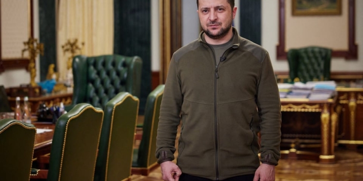 «Один из самых невероятных лидеров современности». Флисовую кофту Зеленского на аукционе Christie’s продали за 90 тыс. фунтов стерлингов (ФОТО)