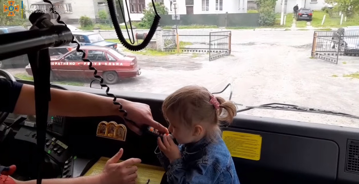 4-річна дівчинка заспівала “Ой у лузі червона калина” в гучномовець пожежного авто (ВІДЕО)