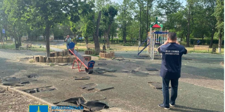 У День захисту дітей окупанти з артилерії обстріляли дитячий майданчик у Миколаєві (ФОТО)