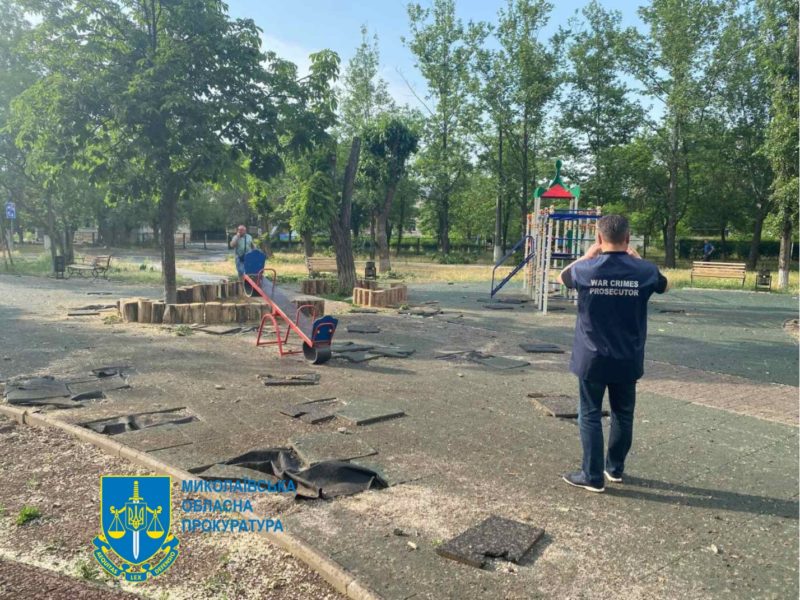 У День захисту дітей окупанти з артилерії обстріляли дитячий майданчик у Миколаєві (ФОТО)