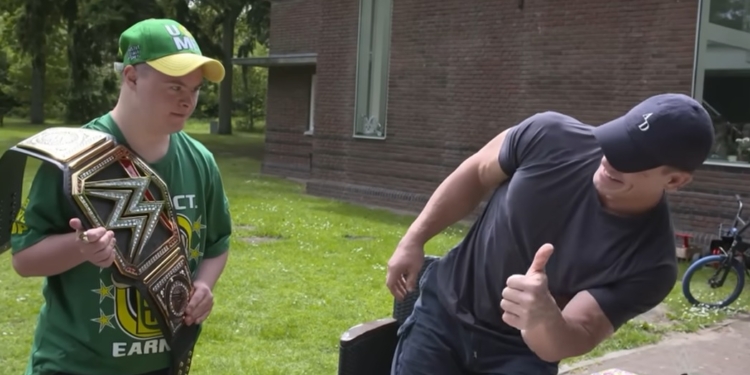 Звезда Голливуда Джон Сина специально прилетел в Нидерланды, чтобы повидаться с 19-летним Мишей Рогожиным из Мариуполя (ВИДЕО)