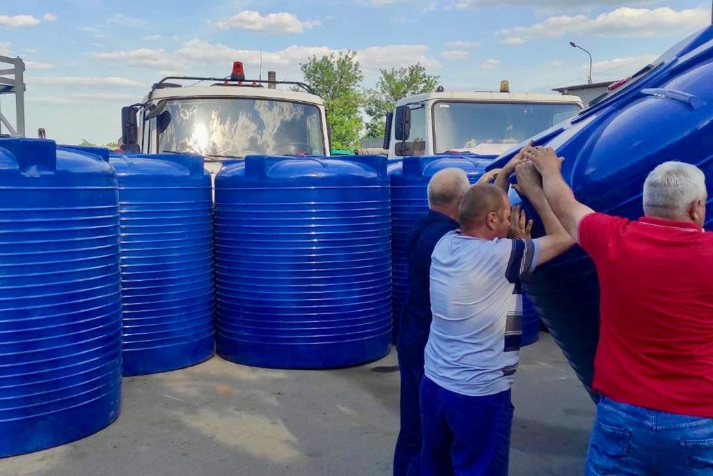 Миколаїв отримав 38 бочок для питної води (ФОТО) 1