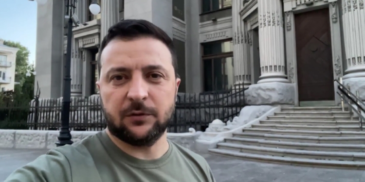 «Багато в чому саме там зараз вирішується доля Донбасу» – Зеленський про Сєверодонецьк і підсумки 105 дня вторгнення (ВІДЕО)