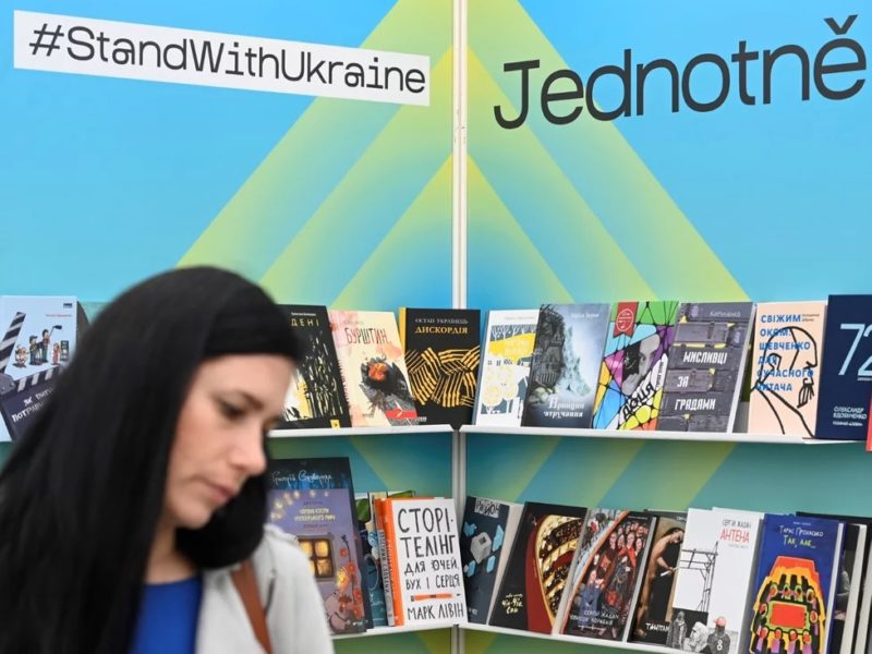 Нобелевский лауреат Светлана Алексиевич посвятила премию чешского фестиваля «Мир книги» украинским писателям (ФОТО)