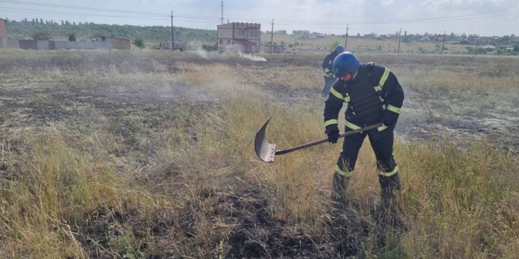 На Миколаївщині за добу загасили 7 пожеж, 5 з яких виникли через обстріли (ФОТО)