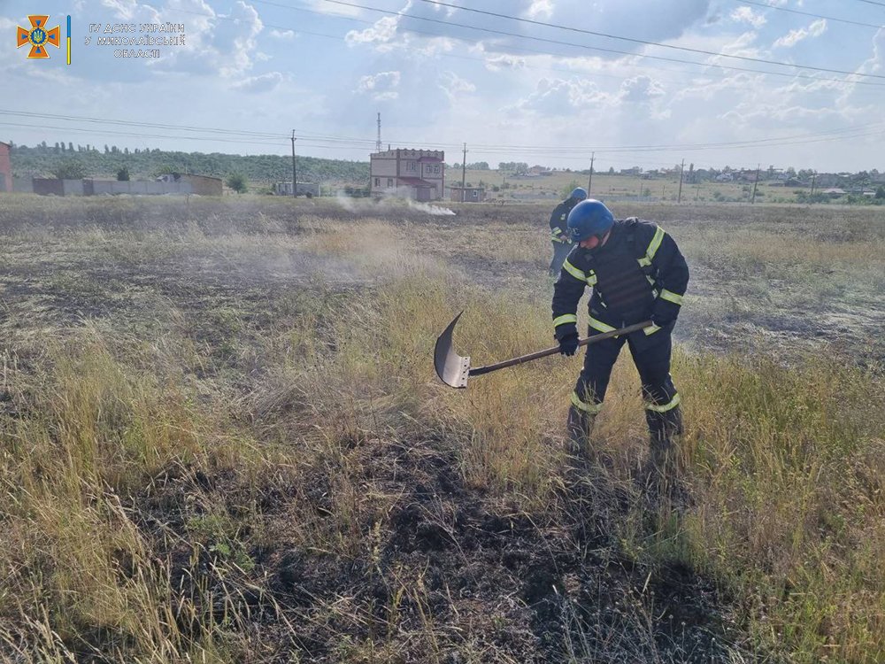 На Миколаївщині за добу загасили 7 пожеж, 5 з яких виникли через обстріли (ФОТО) 1