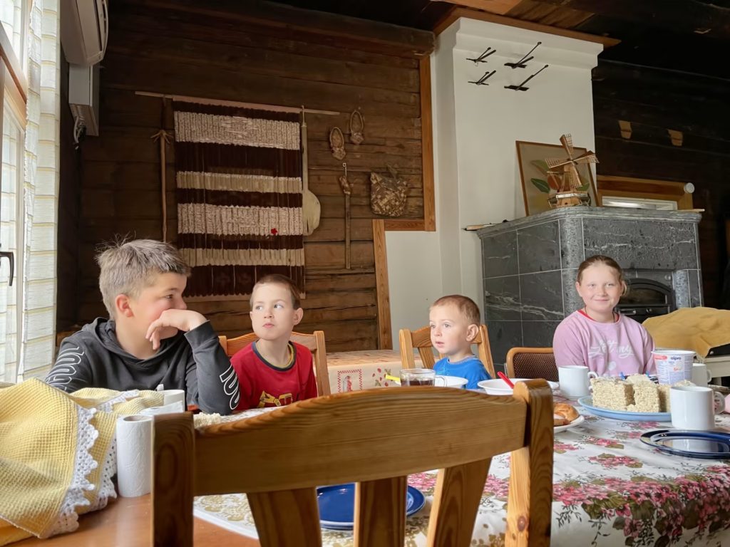 Фінські фермери забирають своїх працівників-українців, які рятуються від війни, разом з дітьми (ВІДЕО) 1