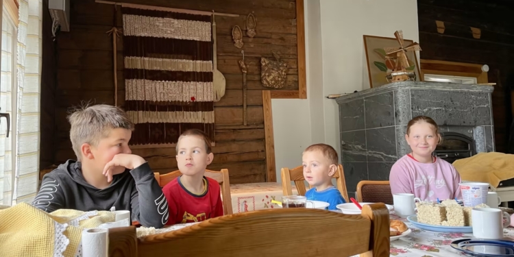 Фінські фермери забирають своїх працівників-українців, які рятуються від війни, разом з дітьми (ВІДЕО)