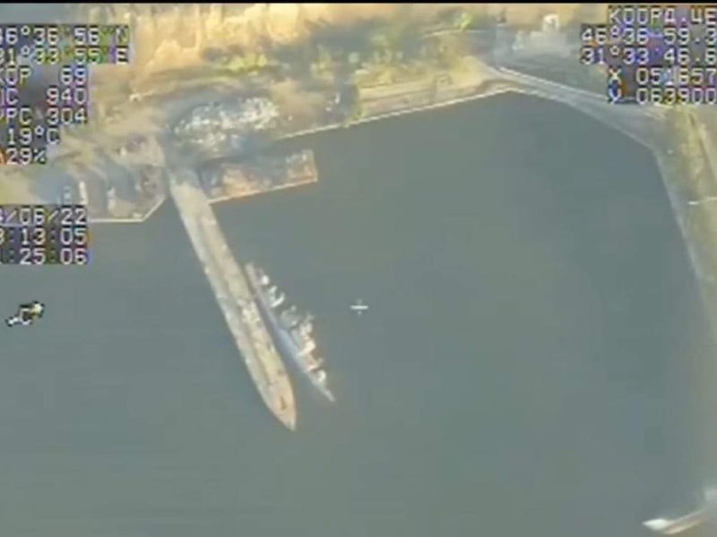 Казкарі: російські окупанти видають списаний український корабель в Очакові за потоплений ними військовий корвет (ФОТО)