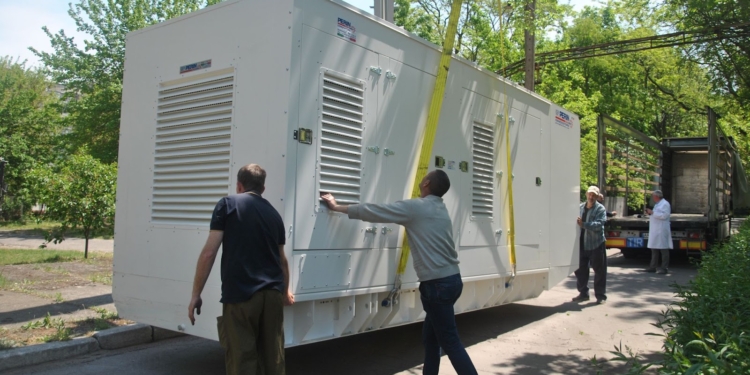 Rolls-Royce передала МОЗ два надпотужні генератори – один поїде до Миколаєва (ФОТО)