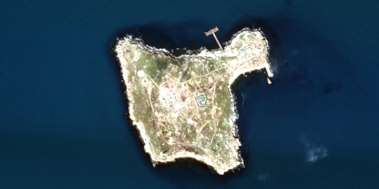 Російські загарбники встановили на острові Зміїний нові комплекси ППО «ТОР»