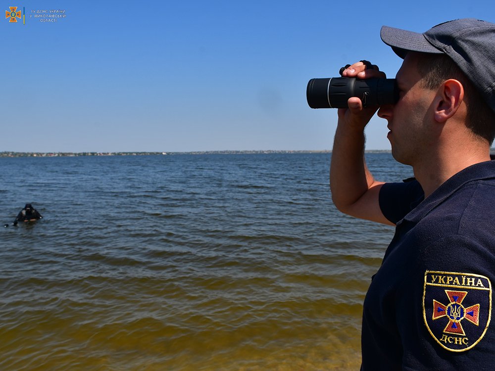 У Миколаєві рятувальники почали обстеження прибережних зон – на пляжі «Стрілка» вилучено 4 касетні елементи від РСЗВ (ФОТО, ВІДЕО) 1