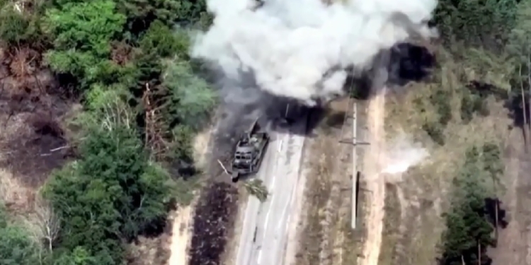 Миколаївські десантники знищили шляхопрокладач російських окупантів БАТ-2 (ВІДЕО)