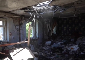Подробиці щодо денного обстрілу Миколаєва від мера – зруйновано дах 4-поверхівки, пошкоджено 6 квартир, поранено одну людину (ВІДЕО)