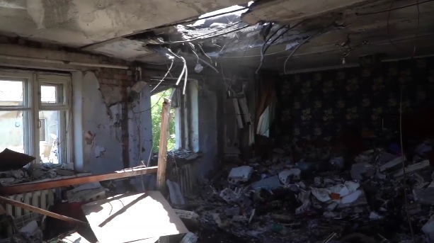 Подробиці щодо денного обстрілу Миколаєва від мера – зруйновано дах 4-поверхівки, пошкоджено 6 квартир, поранено одну людину (ВІДЕО) 1