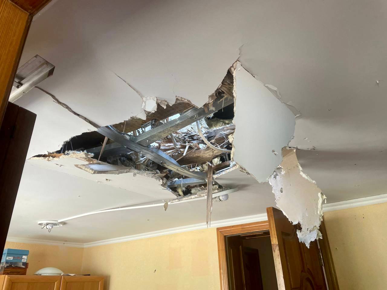 Нічними обстрілами окупантів у Миколаєві пошкоджено 5 приватних і один багатоповерховий будинок (ФОТО)