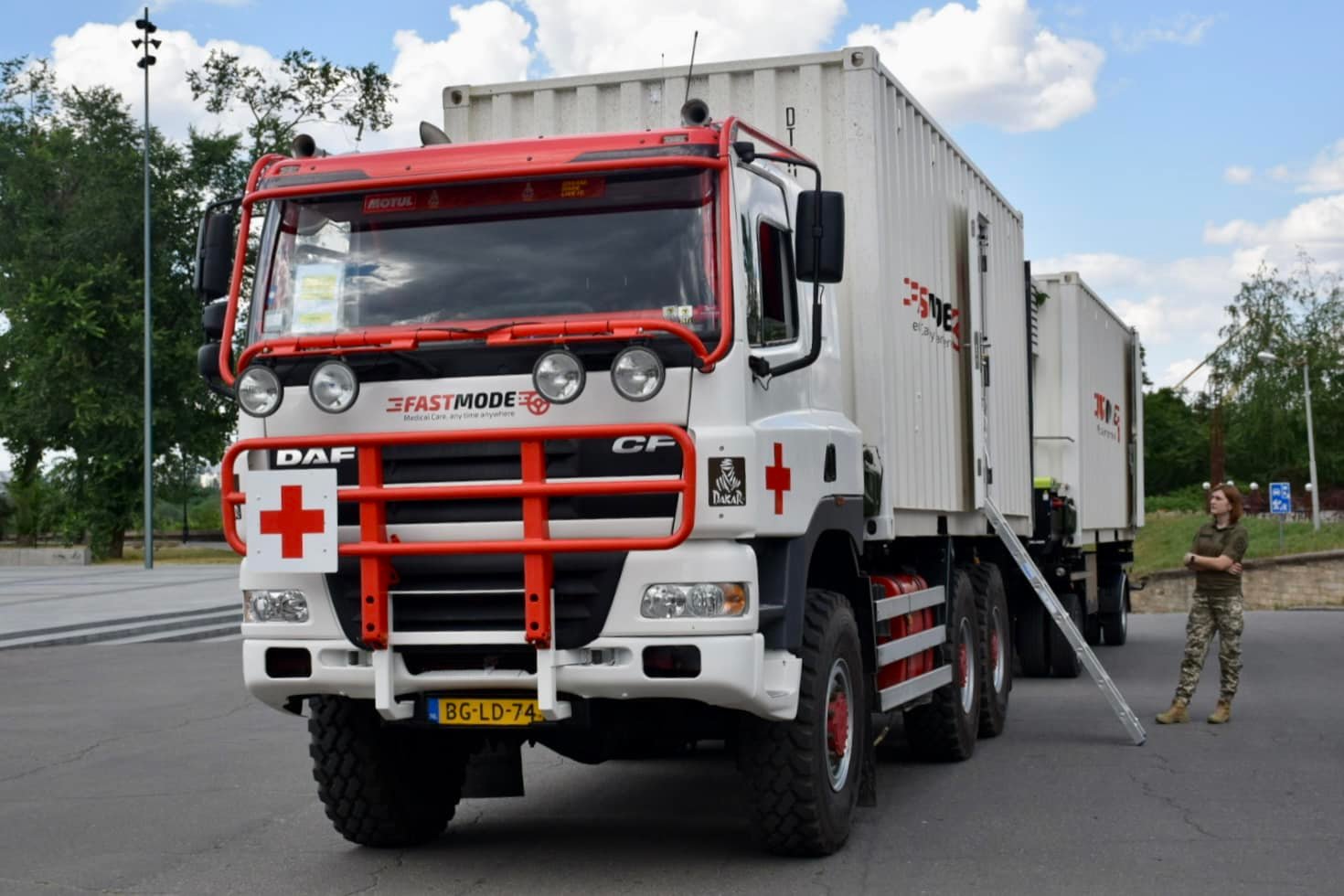 Військовим, які боронять кордони Миколаївщини, волонтери передали мобільний госпіталь (ФОТО)