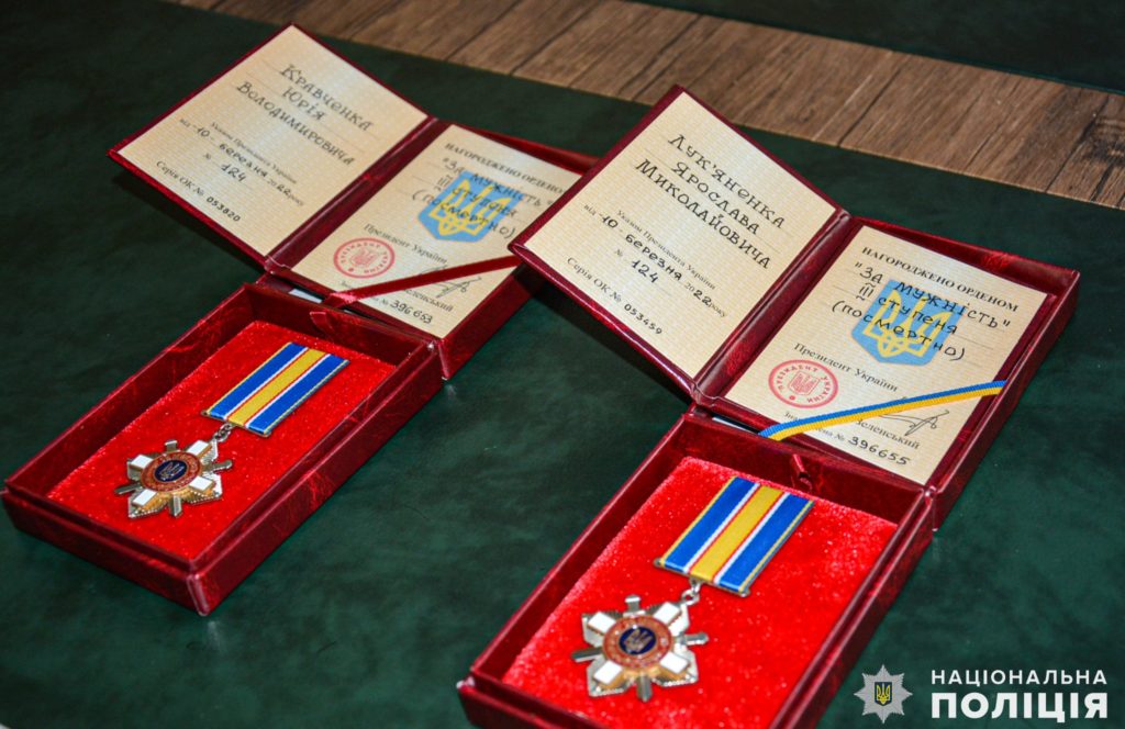 Дружинам загиблих під час оборони Миколаєва поліцейських вручили державні нагороди (ФОТО) 1