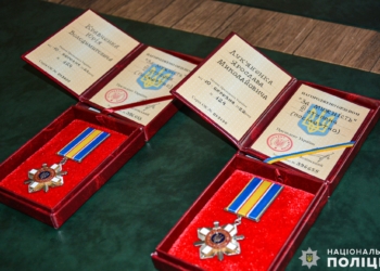Дружинам загиблих під час оборони Миколаєва поліцейських вручили державні нагороди (ФОТО)