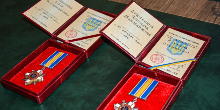 Дружинам загиблих під час оборони Миколаєва поліцейських вручили державні нагороди (ФОТО)