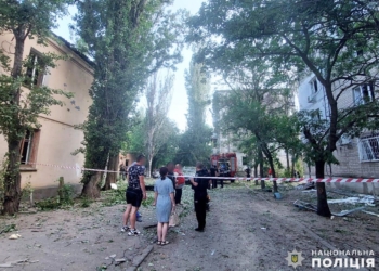 Поліція Миколаївщини нарахувала 65 пошкоджених російськими обстрілами об’єктів за добу і охороняє пошкоджені будинки від мародерів (ФОТО)