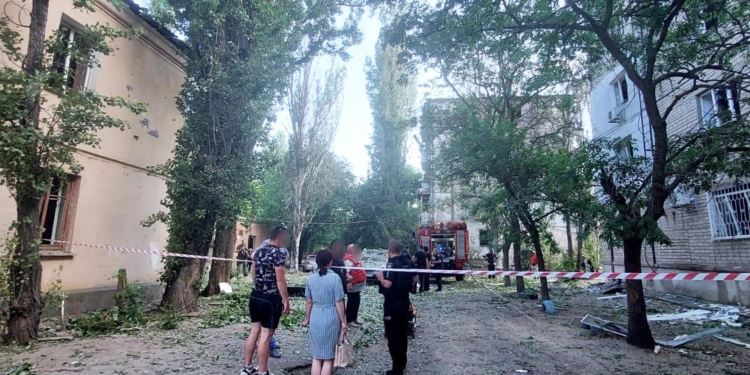 Поліція Миколаївщини нарахувала 65 пошкоджених російськими обстрілами об’єктів за добу і охороняє пошкоджені будинки від мародерів (ФОТО)