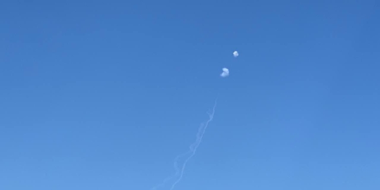 Над Миколаєвом збили ворожу ракету (ФОТО)