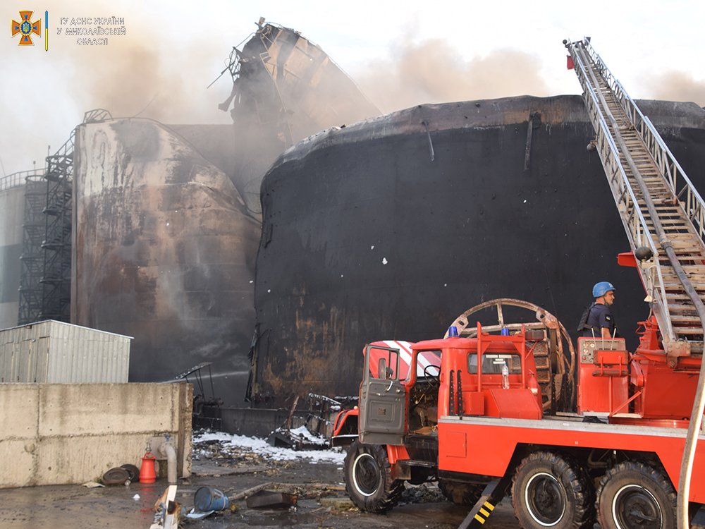 Масштабна пожежа в Миколаєві на терміналі Everi, яка спалахнула через ракетний удар окупантів, ліквідована (ФОТО) 1
