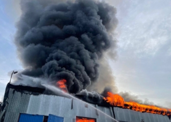 Вечірній обстріл в Миколаєві – горять складські приміщення в Інгульському районі (ФОТО)